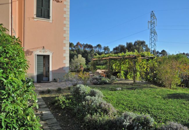 Villa in Luni Mare - Villa Linda 12 Pax