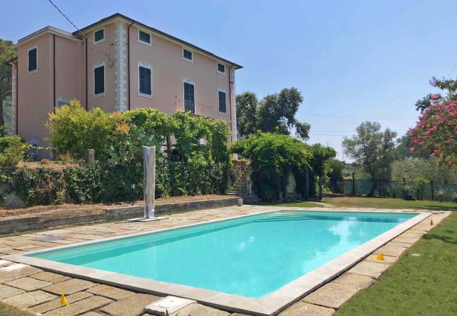 Villa in Luni Mare - Villa Linda 12 Pax