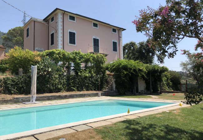 Villa in Luni Mare - Villa Linda 12 Pax